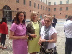 Rosa Mª González, Directora de Cátedras Extraordinarias, junto con Cecilia Julin, embajadora de Suecia y Catharina Skoog, canciller de prensa, información y cultura