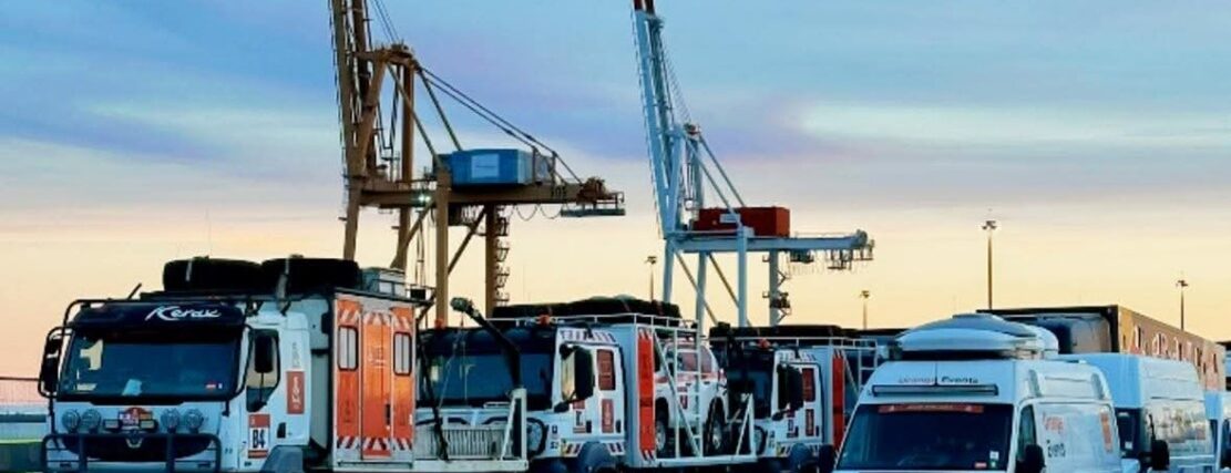 Vehículos esperando la carga en el barco en Puerto de Barcelona