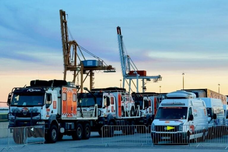Vehículos esperando la carga en el barco en Puerto de Barcelona
