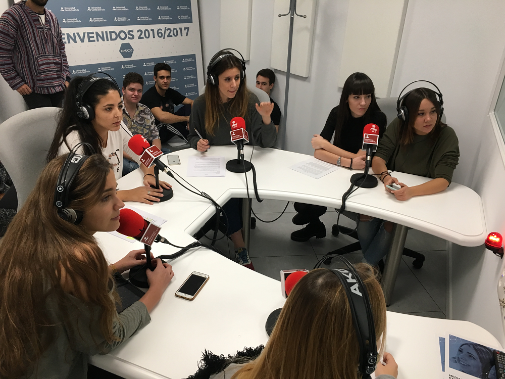 Los alumnos de Comunicación UCJC en la emisión de un programa de radio