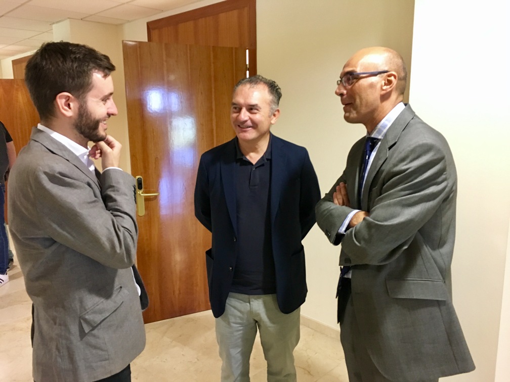 Vicente Ferrer con el Decano de Comunicación UCJC Jorge Santiago y con el profesor David Jiménez