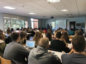 Los talleres ayudan a completar la teoría con la práctica.