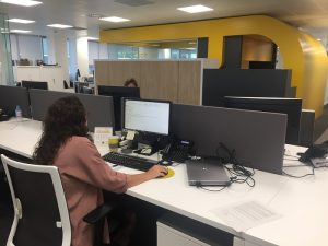 Natalia trabajando en su puesto de trabajo en Ferrovial