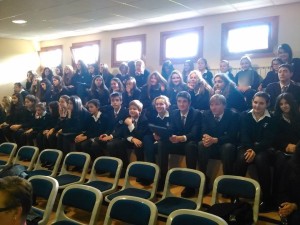 Alumnos de los colegios SEK durante el homenaje a los eméritos
