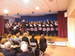 El coro de alumnos SEK actuando frente a los profesores eméritos